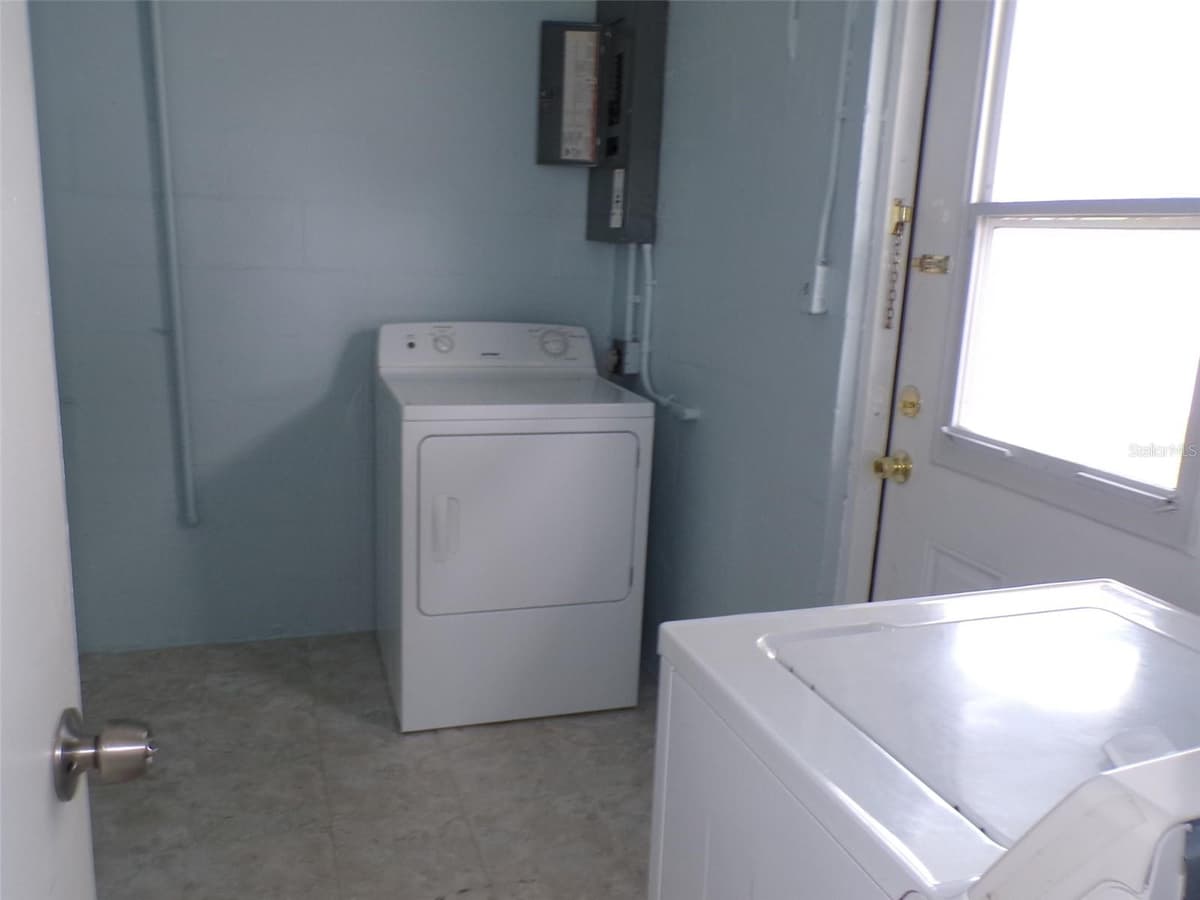 4011 GROBE STREET — photo 5 of 19