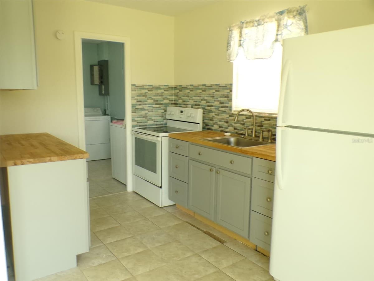 4011 GROBE STREET — photo 3 of 19