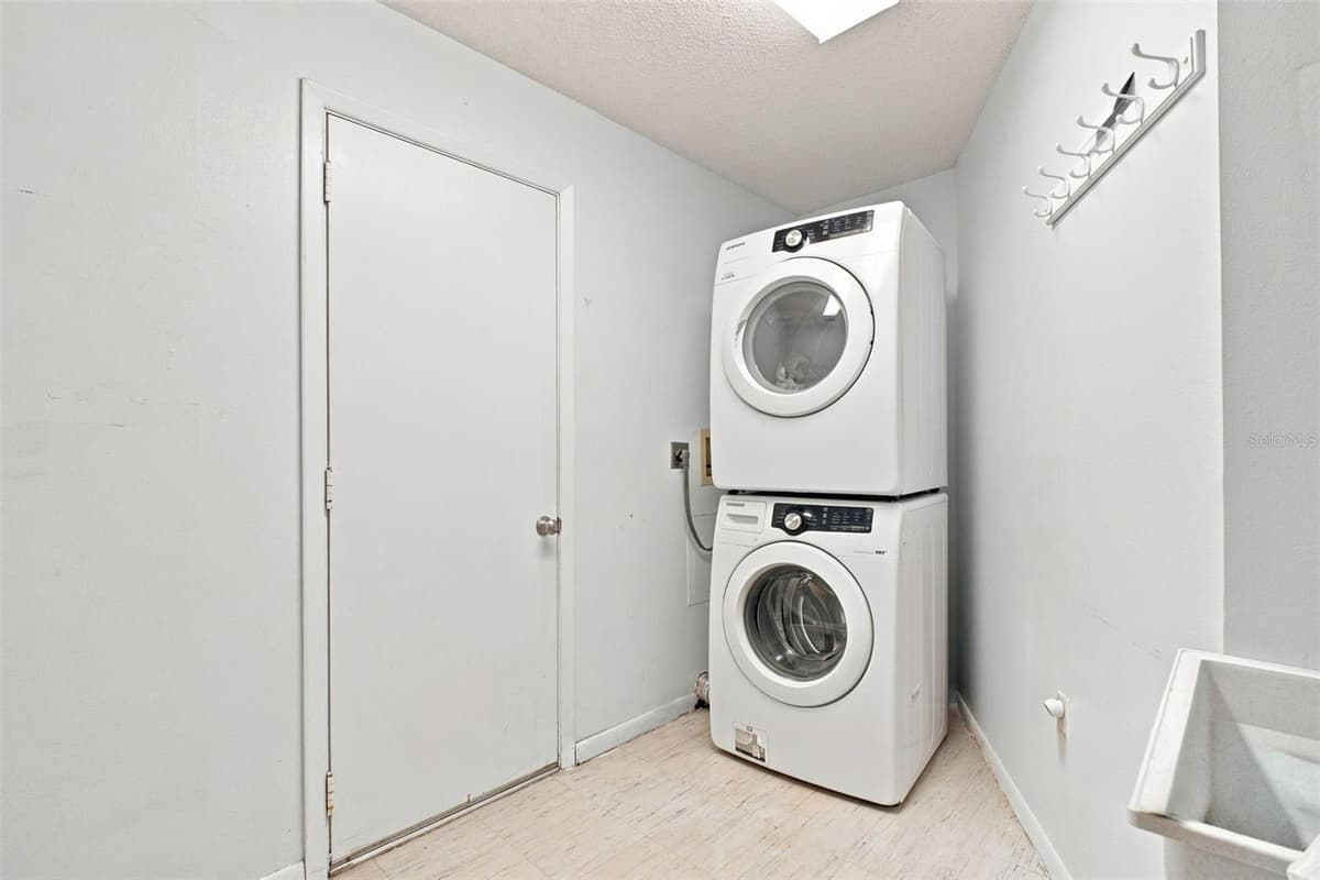 9230 JASMINE BOULEVARD — photo 10 of 55