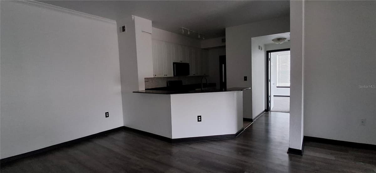 8539 GATE PARKWAY — photo 10 of 25