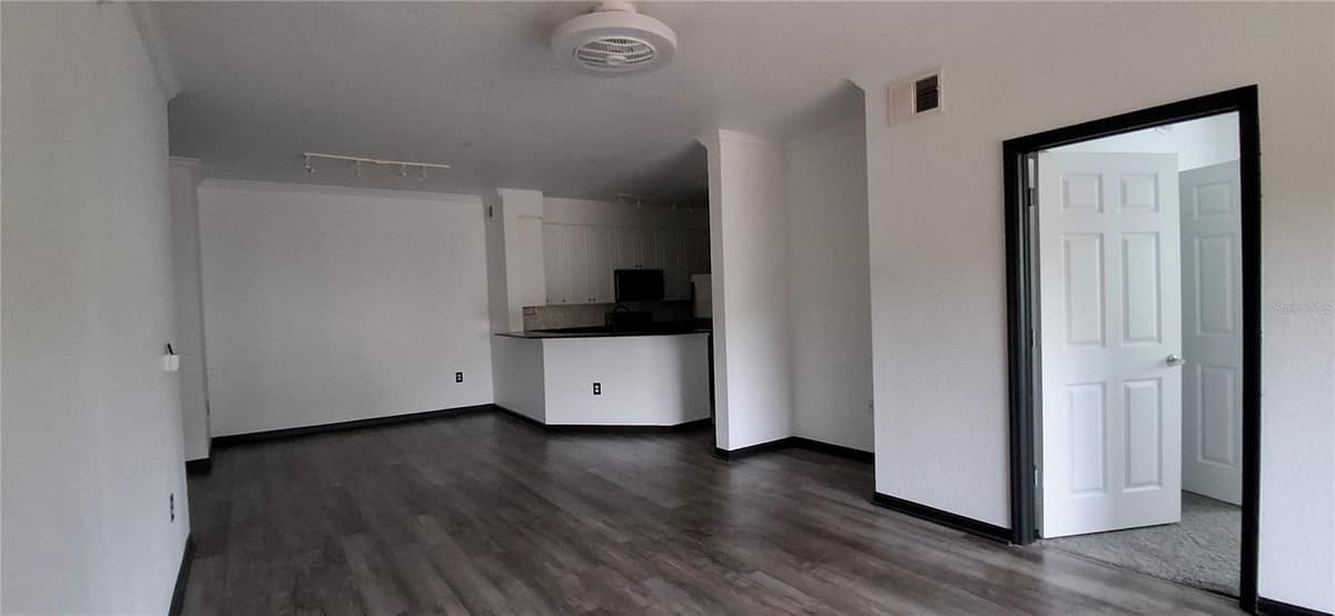 8539 GATE PARKWAY — photo 19 of 25