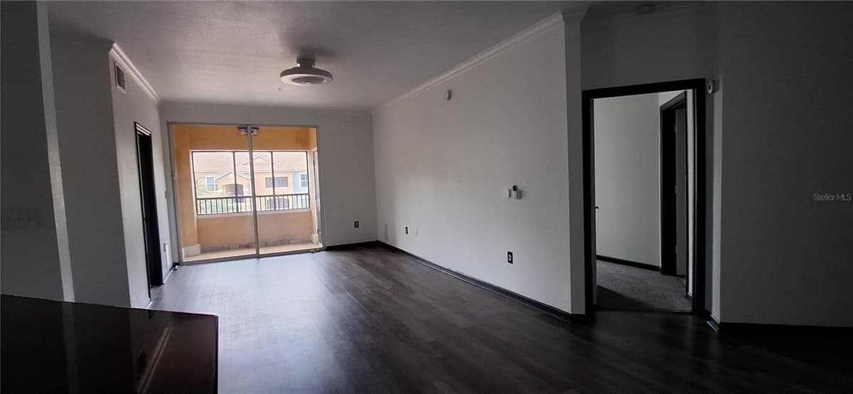 8539 GATE PARKWAY — photo 7 of 25