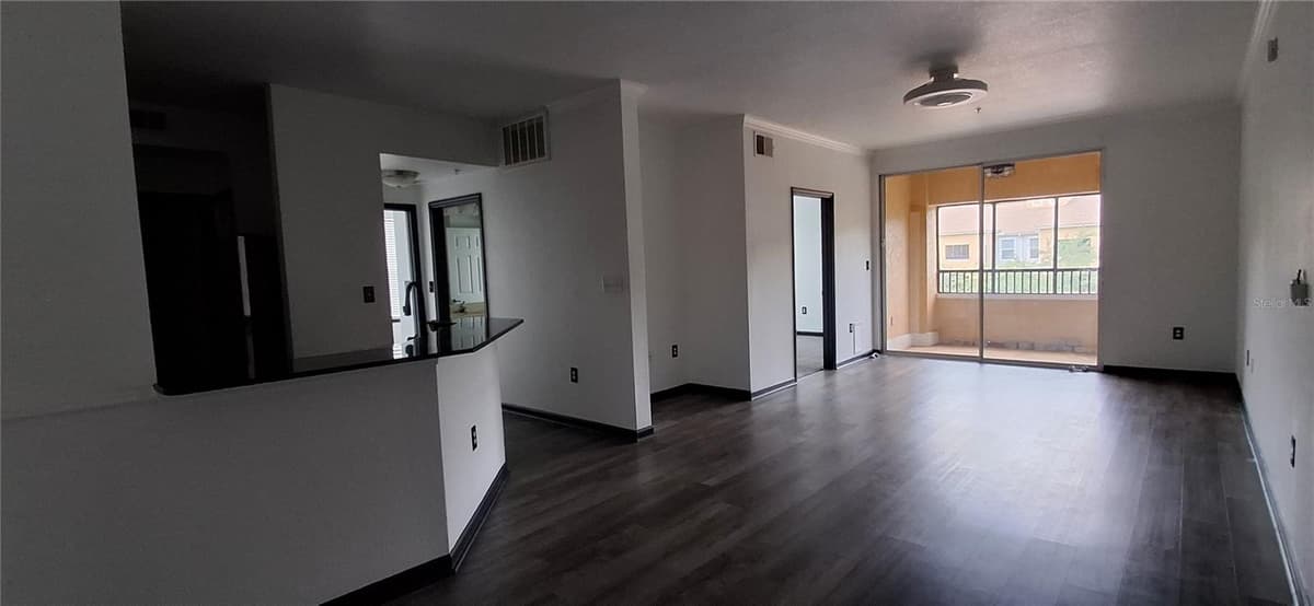8539 GATE PARKWAY — photo 6 of 25