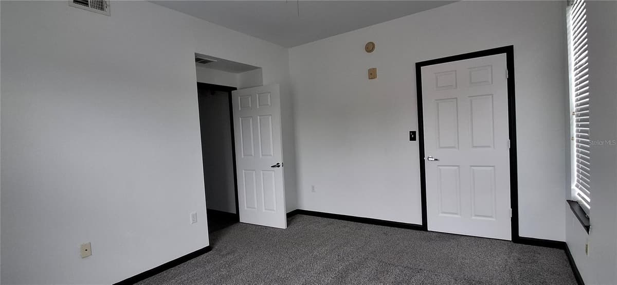 8539 GATE PARKWAY — photo 22 of 25