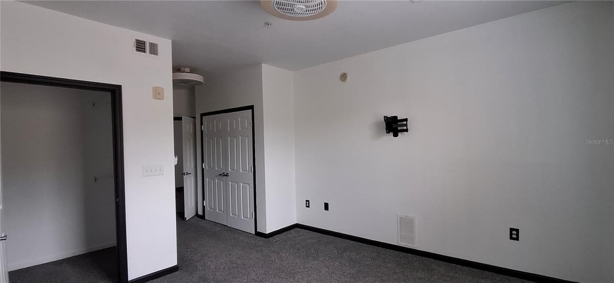 8539 GATE PARKWAY — photo 18 of 25