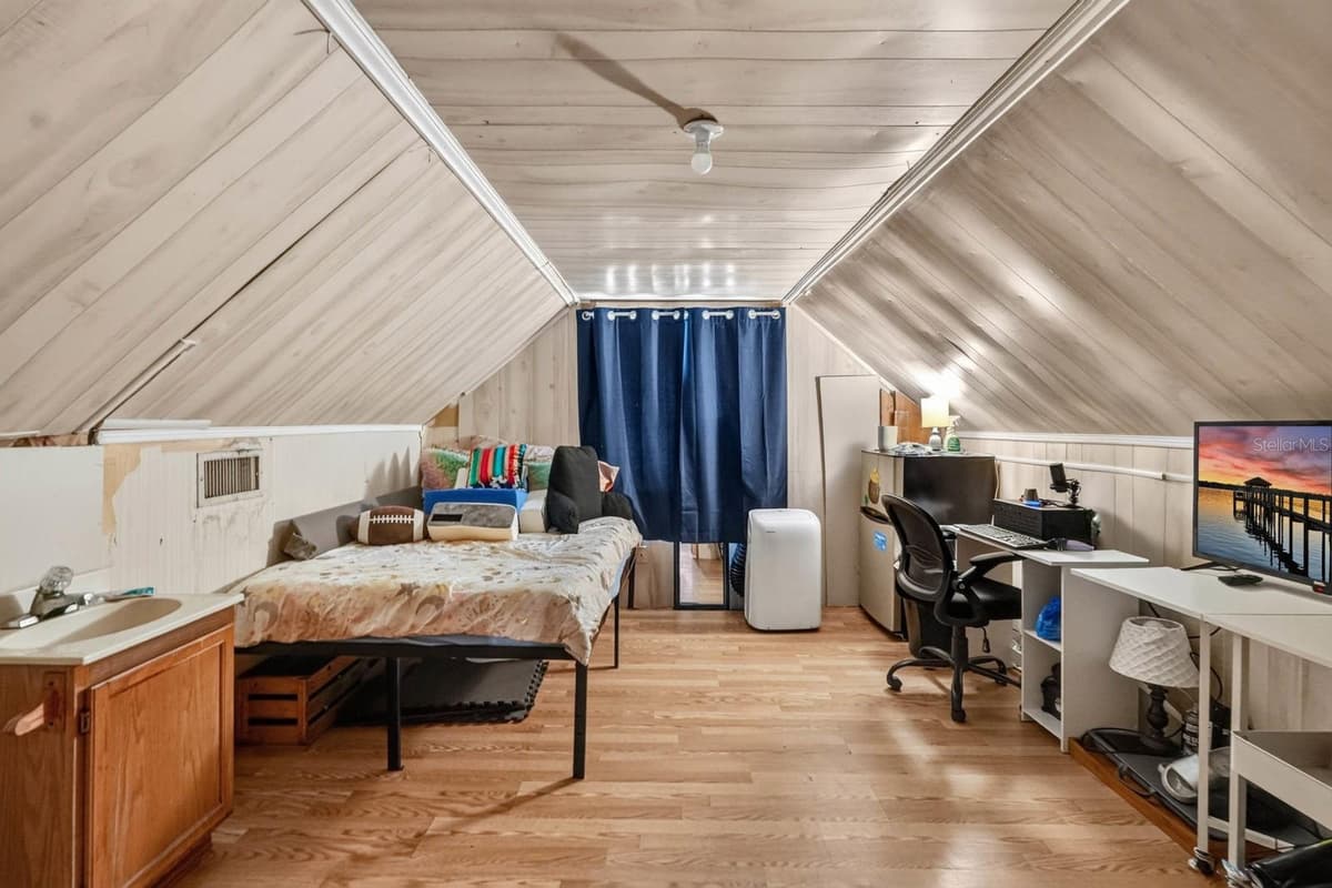 110 PALM AVENUE — photo 17 of 47