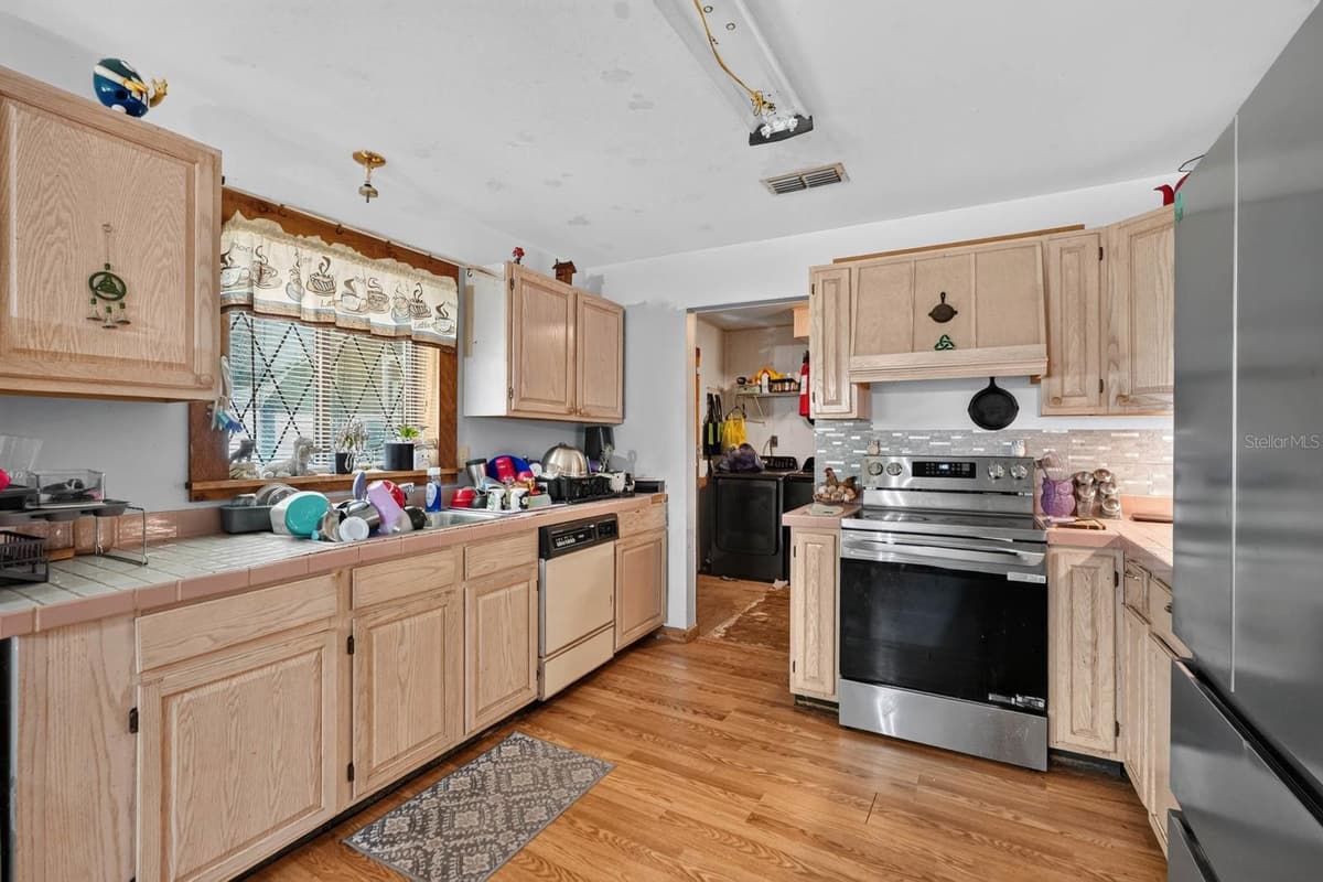 110 PALM AVENUE — photo 9 of 47