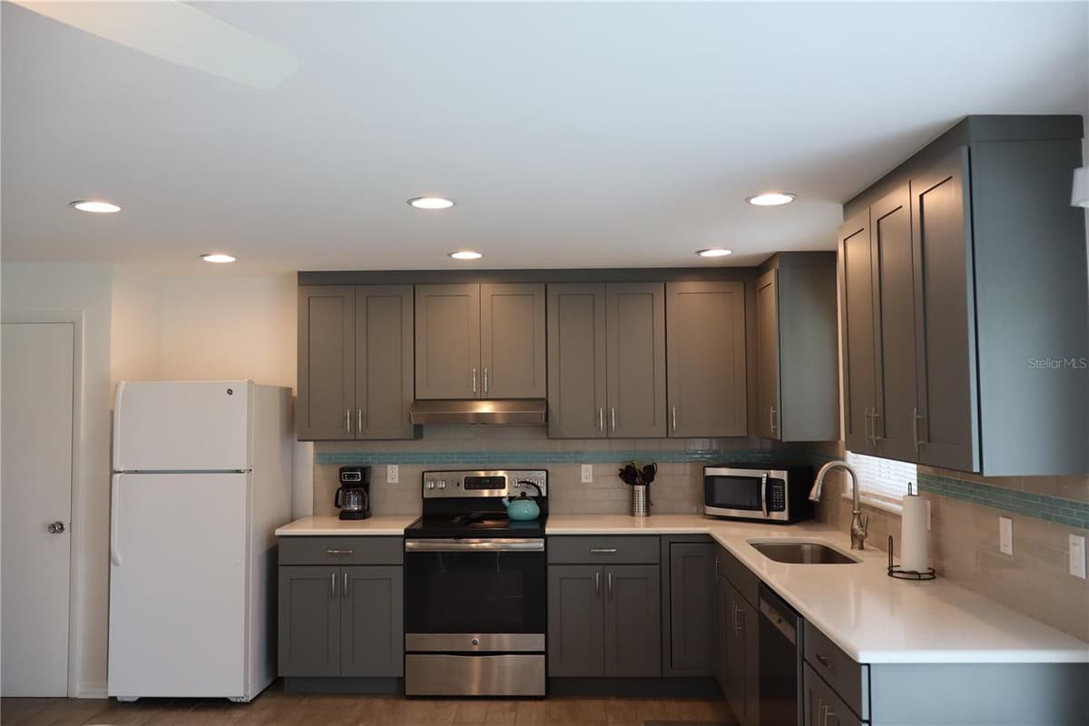 18 GOLFVIEW COURT — photo 17 of 67