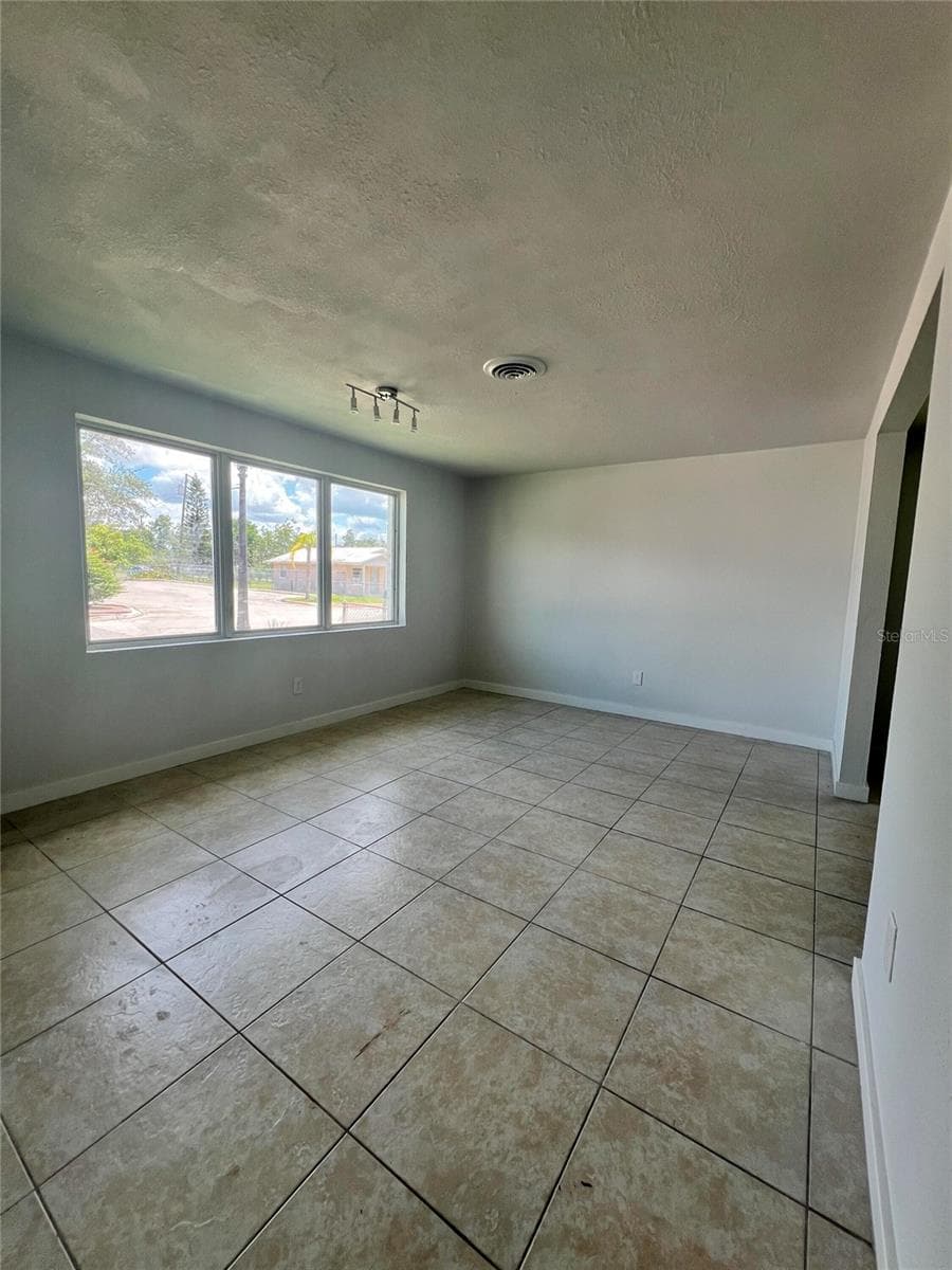 744 LEMON AVENUE — photo 3 of 19
