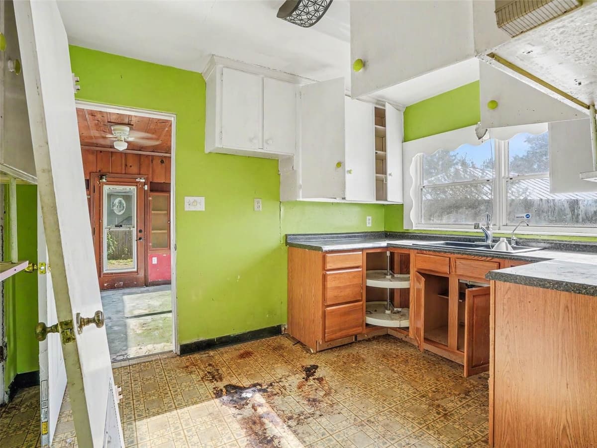 2207 AVENUE B NW — photo 8 of 15