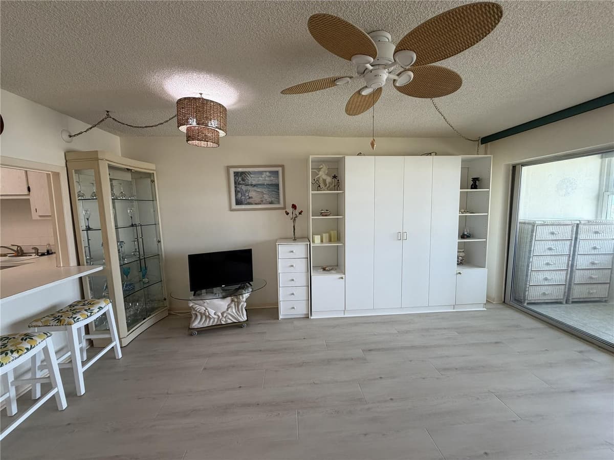 4550 COVE CIRCLE — photo 6 of 29