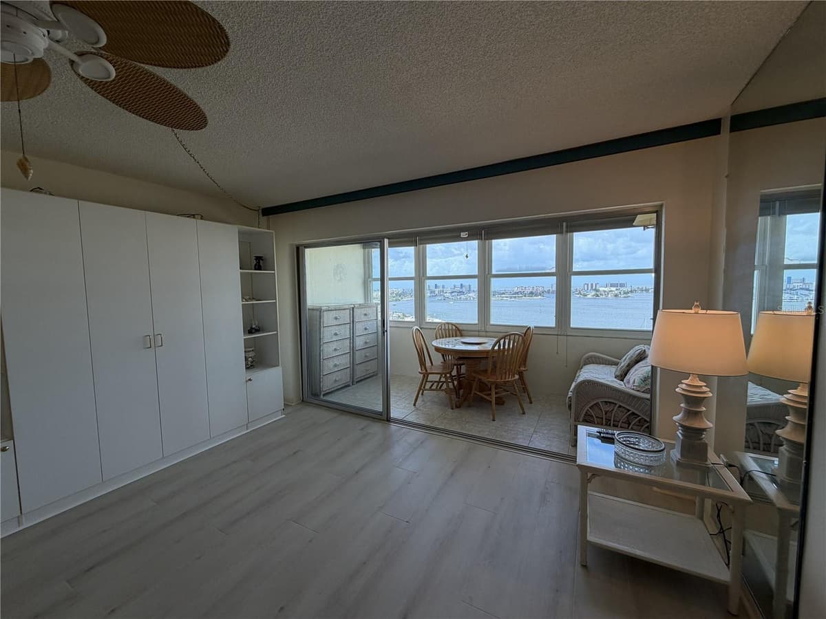 4550 COVE CIRCLE — photo 7 of 29
