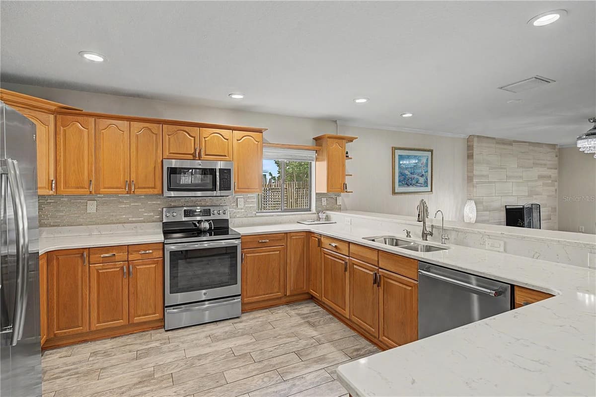 450 CYPRESS CREEK CIRCLE — photo 14 of 74