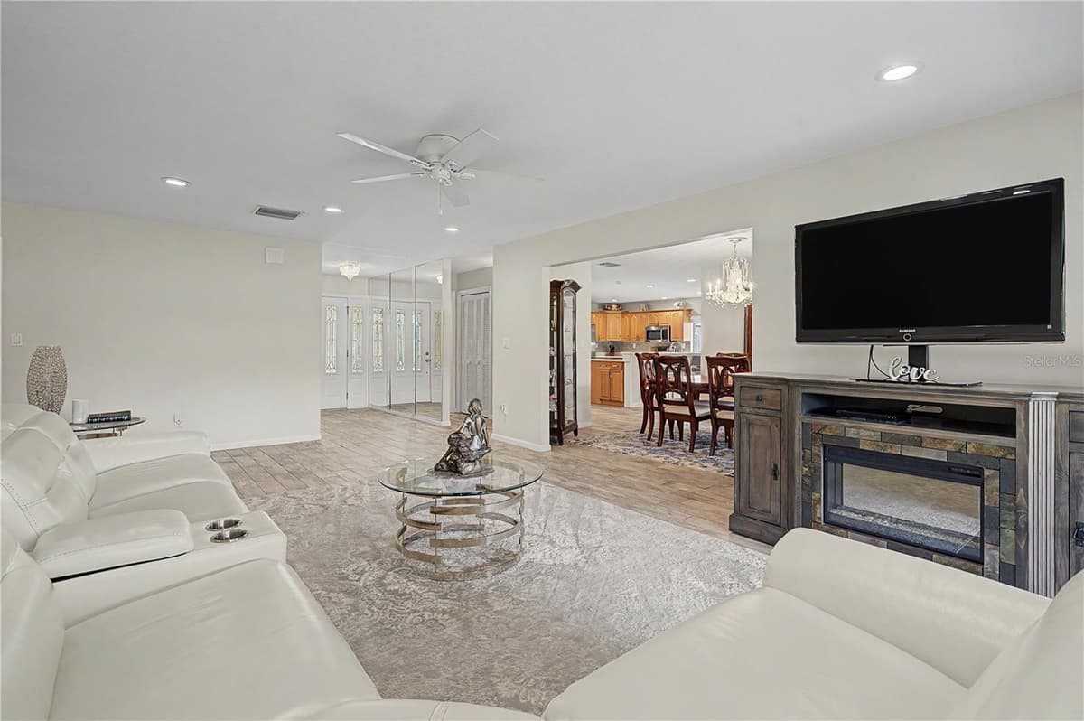 450 CYPRESS CREEK CIRCLE — photo 9 of 74
