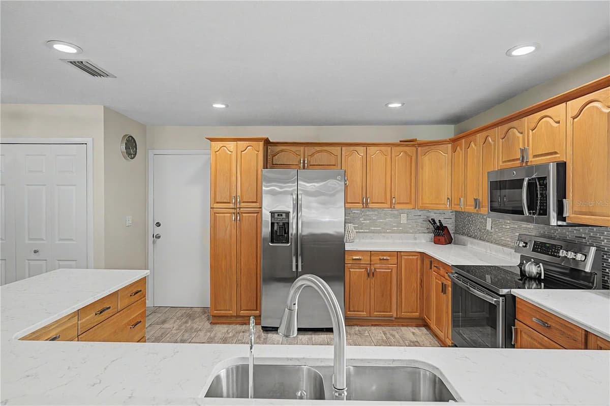 450 CYPRESS CREEK CIRCLE — photo 16 of 74