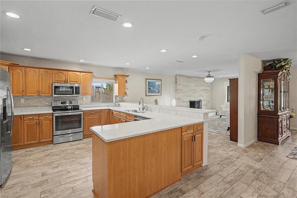 450 CYPRESS CREEK CIRCLE — photo 17 of 74