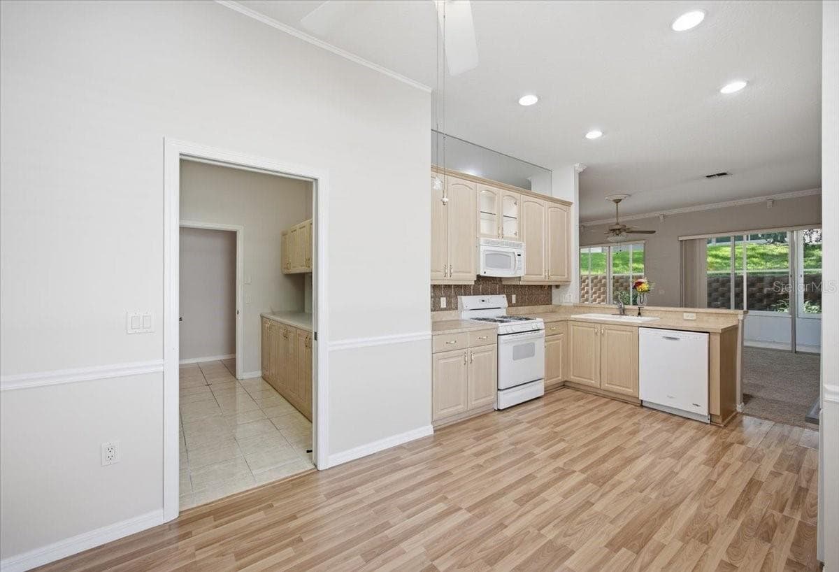 794 WOLF CREEK STREET — photo 16 of 42