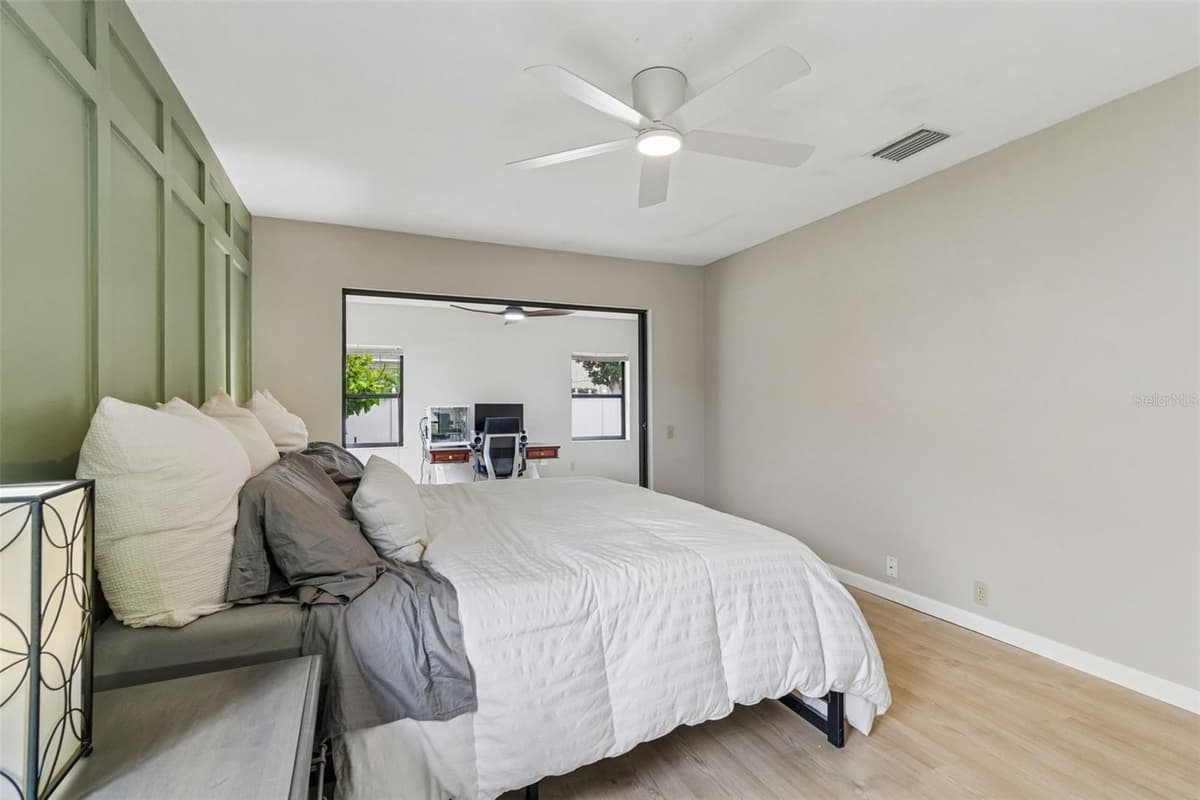 525 WALKER ROAD — photo 4 of 80