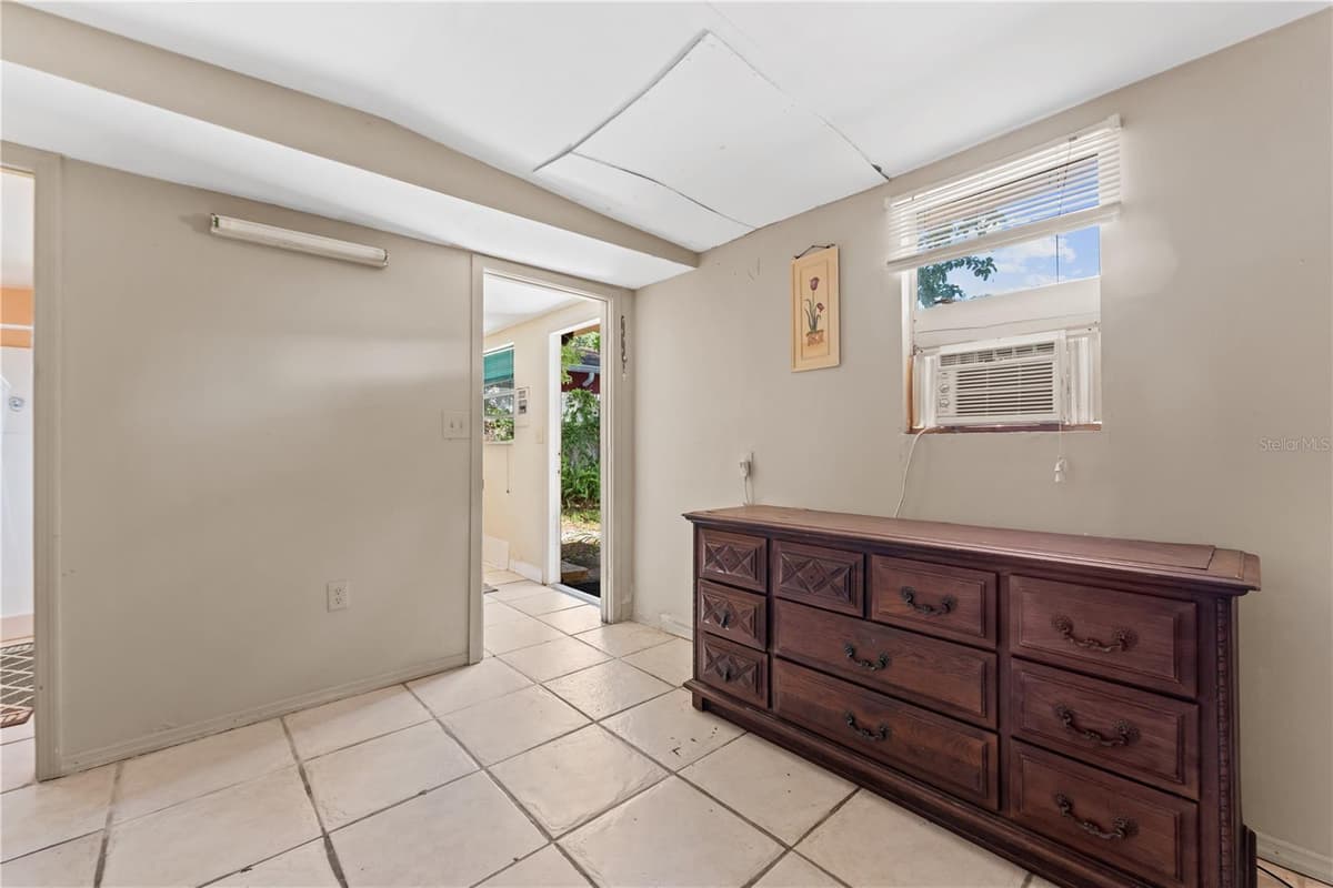 2615 COMANCHE AVENUE — photo 3 of 52