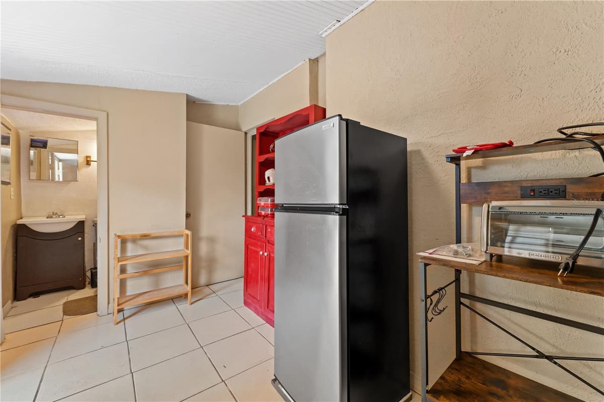 2615 COMANCHE AVENUE — photo 14 of 52