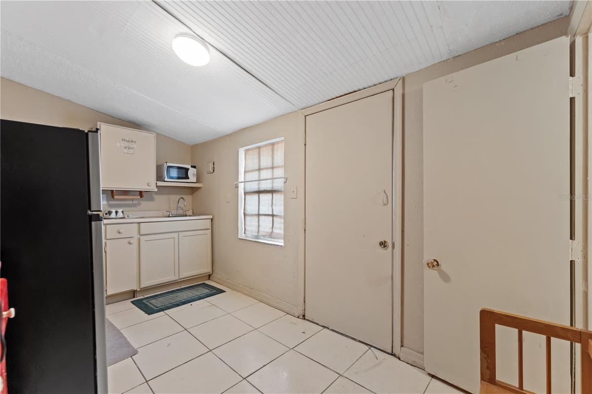 2615 COMANCHE AVENUE — photo 9 of 52