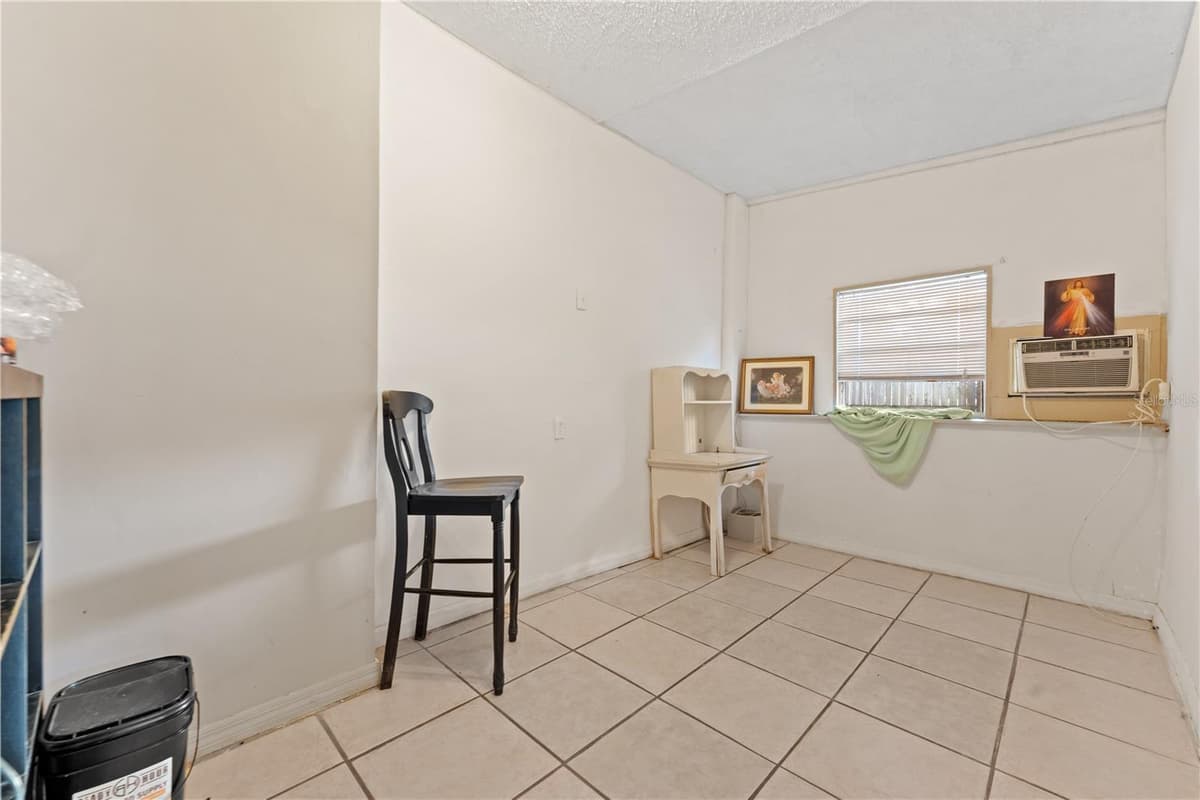 2615 COMANCHE AVENUE — photo 11 of 52