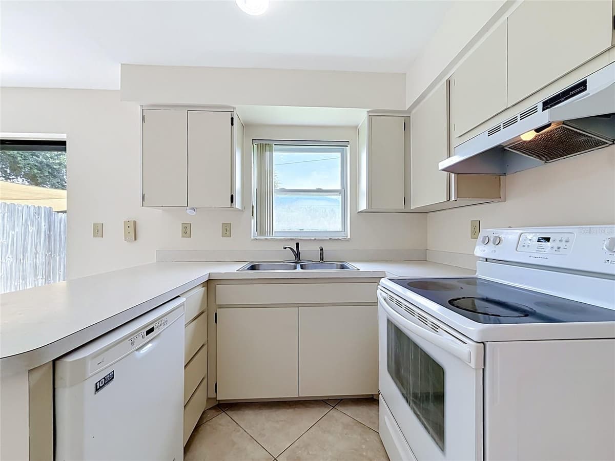 1718 ADAMS CIRCLE — photo 11 of 57