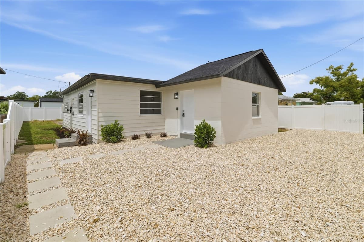 3923 FLORA STREET — photo 3 of 41
