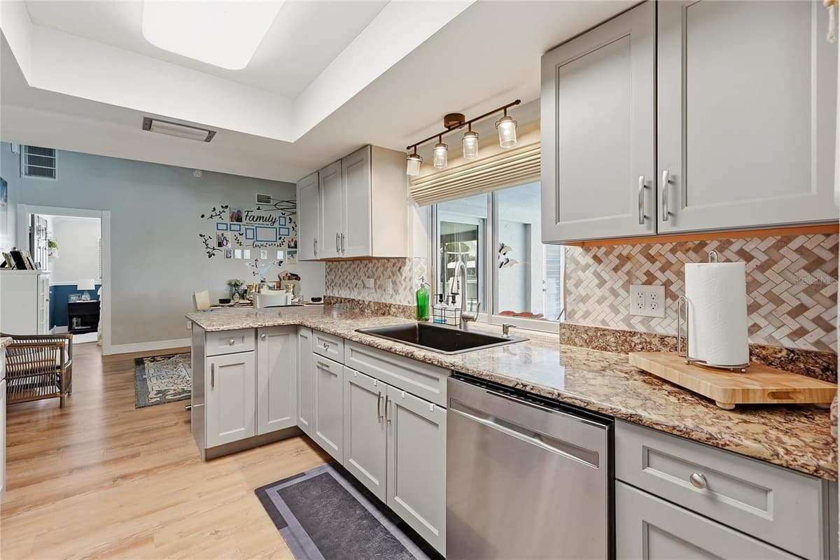 7219 REYMOOR DRIVE — photo 12 of 64