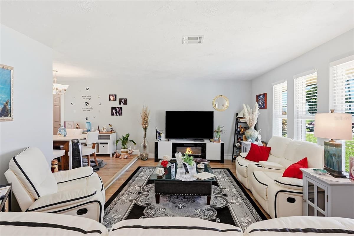7219 REYMOOR DRIVE — photo 9 of 64