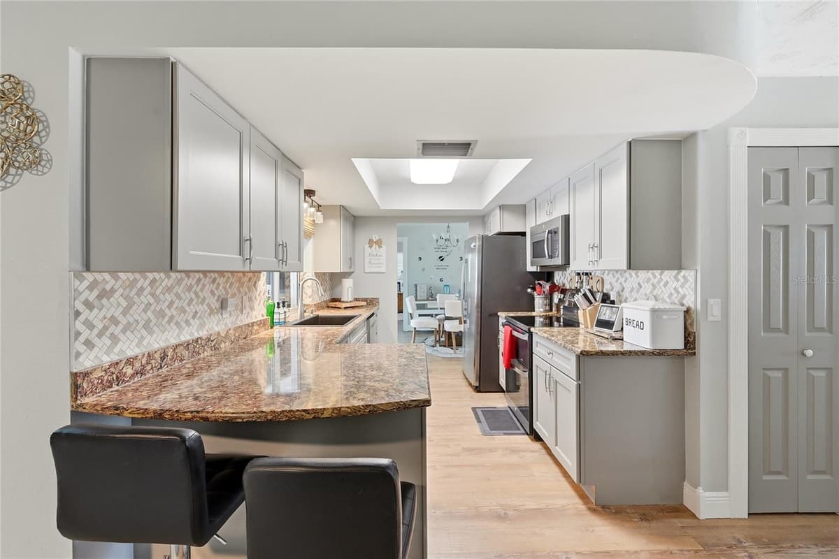 7219 REYMOOR DRIVE — photo 10 of 64