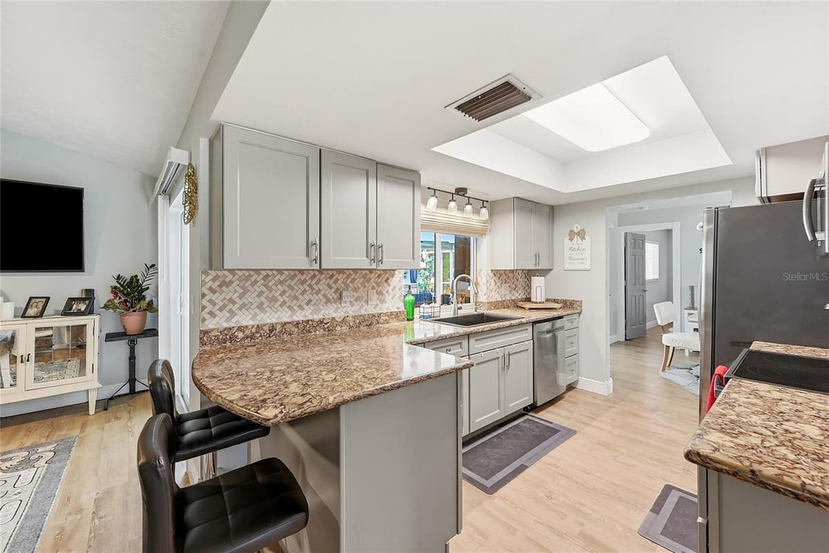 7219 REYMOOR DRIVE — photo 11 of 64