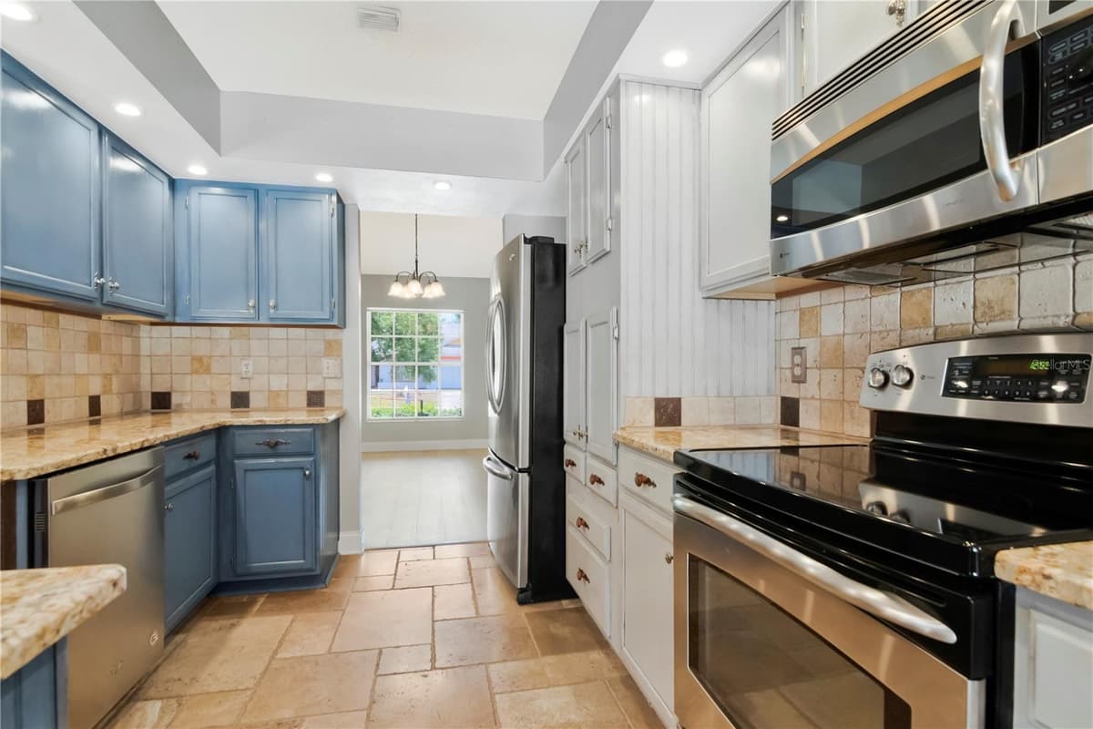2608 BERRYVINE PLACE — photo 7 of 53