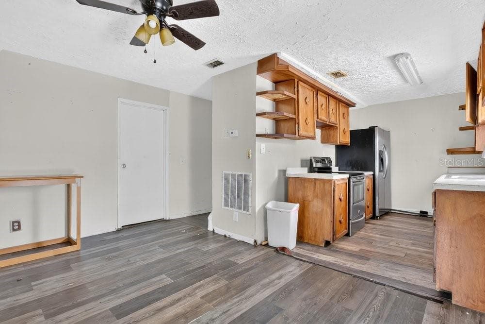 2110 JAMES DRIVE — photo 10 of 31