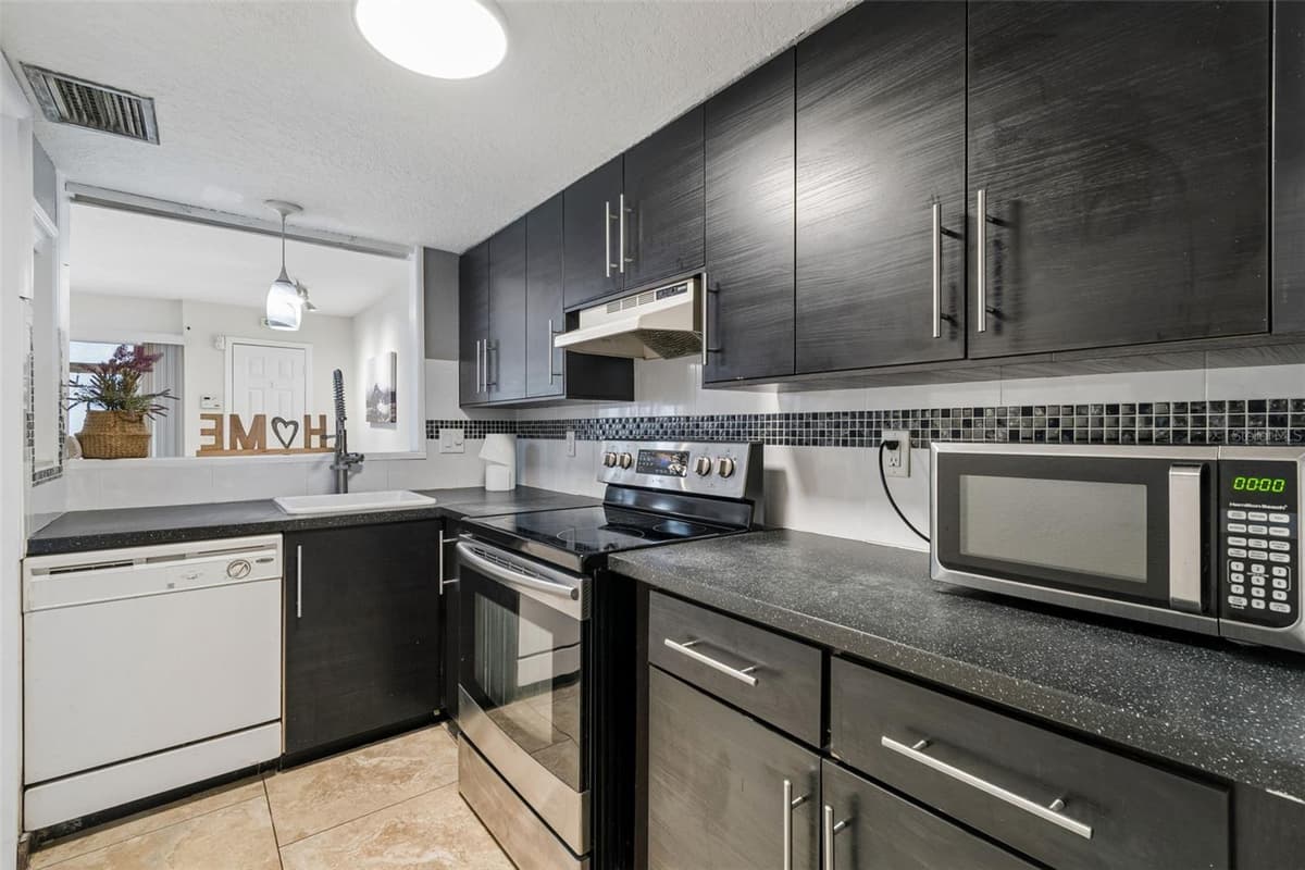 3841 LAKE DRIVE — photo 11 of 52