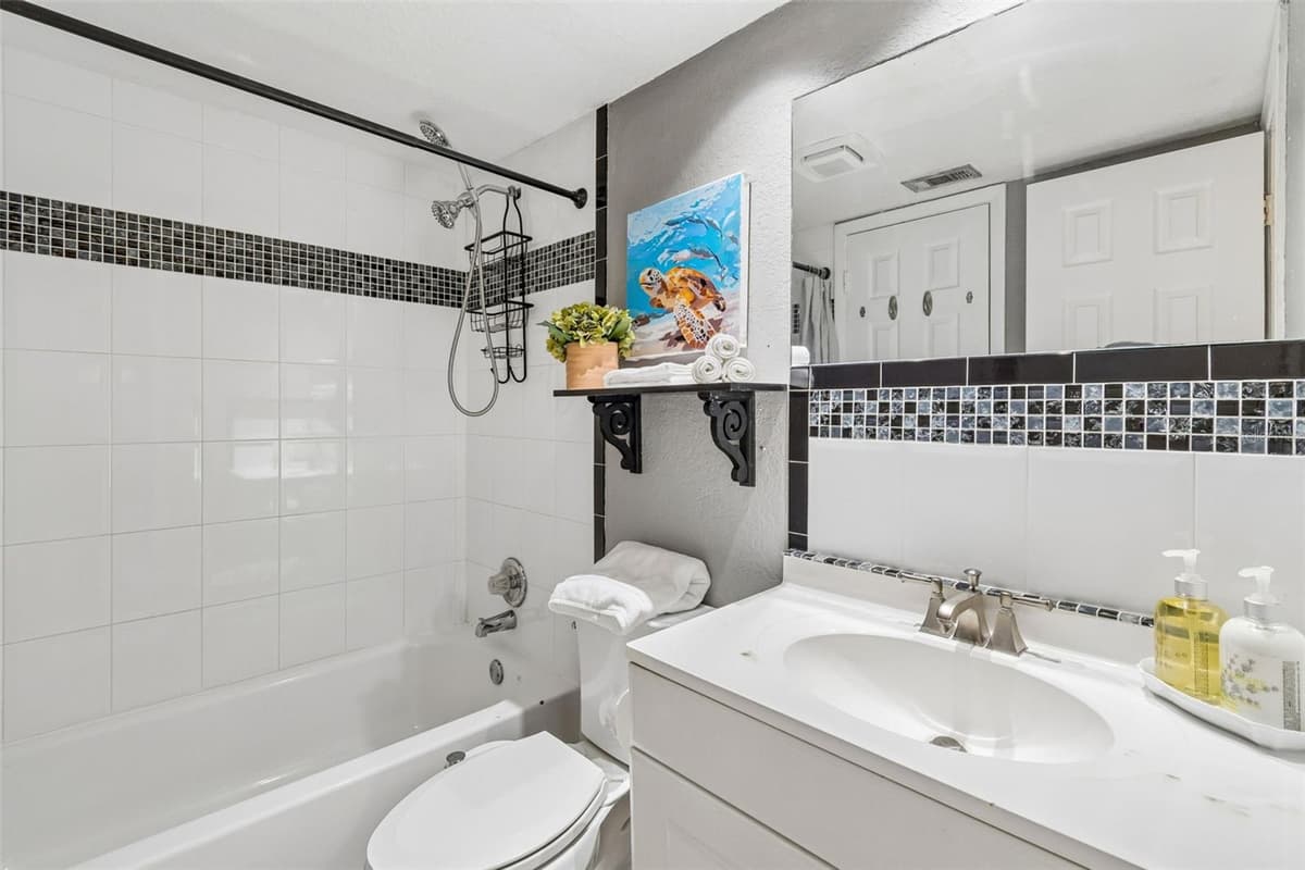 3841 LAKE DRIVE — photo 14 of 52