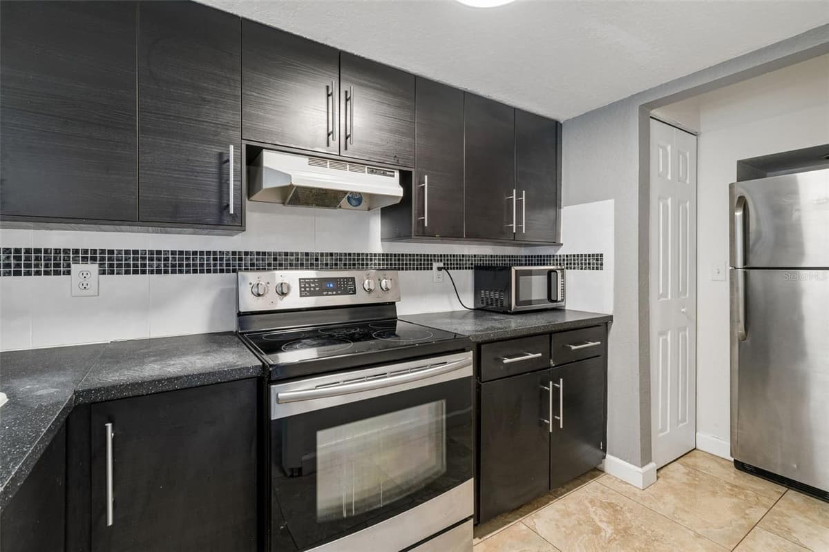 3841 LAKE DRIVE — photo 10 of 52