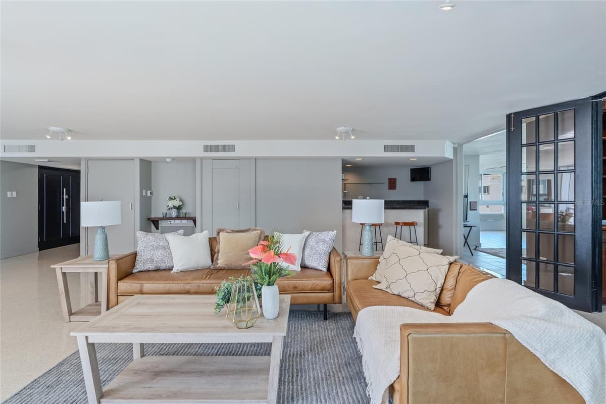 77 KINGS COURT — photo 16 of 35