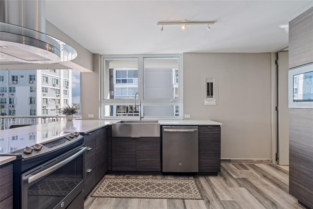 77 KINGS COURT — photo 14 of 35