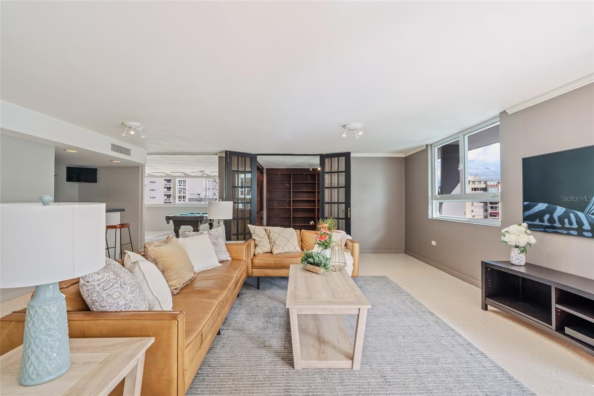 77 KINGS COURT — photo 10 of 35
