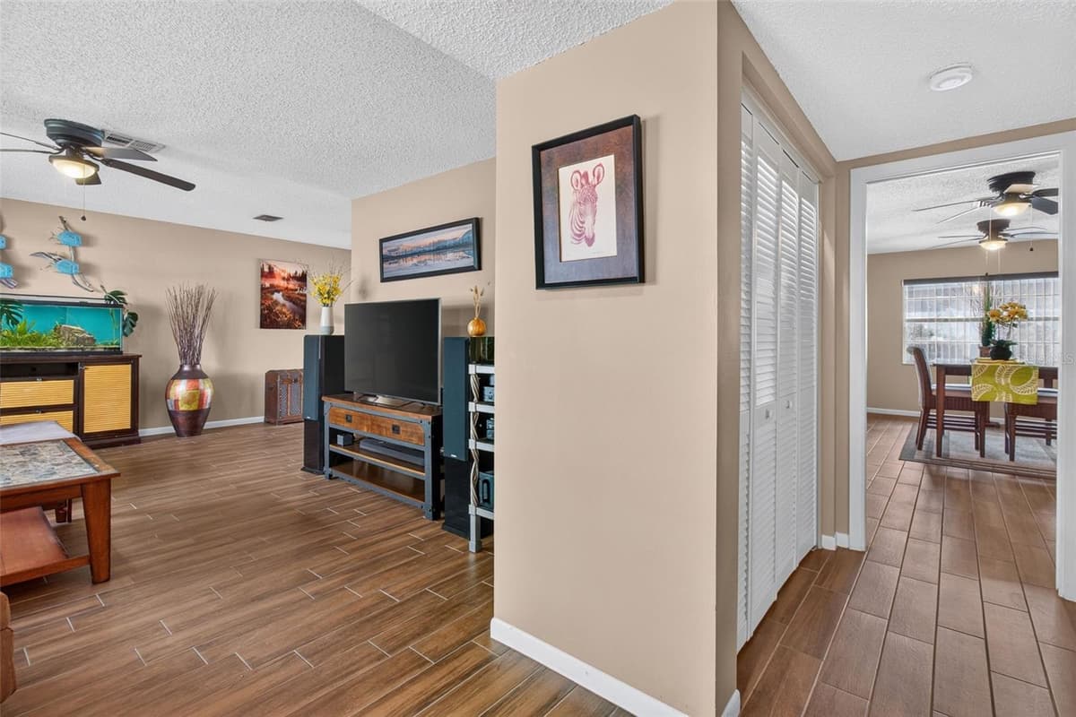 2221 COLONIAL DRIVE — photo 3 of 52
