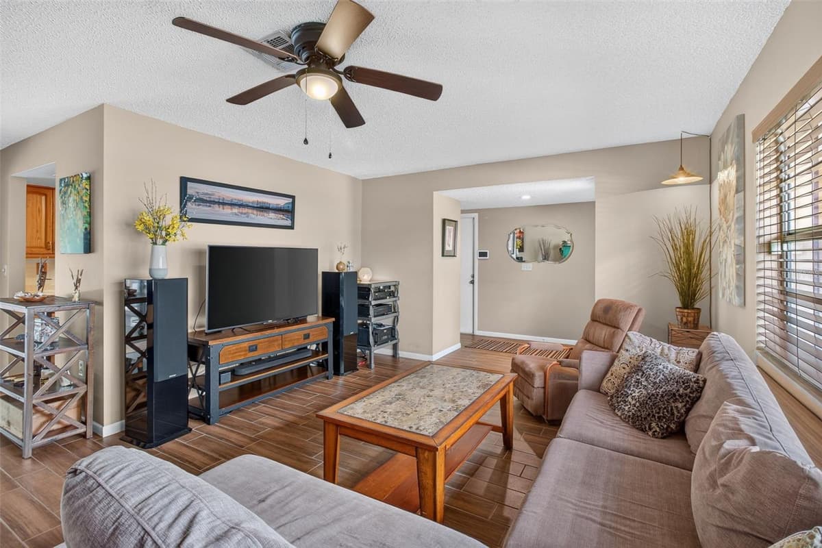 2221 COLONIAL DRIVE — photo 5 of 52
