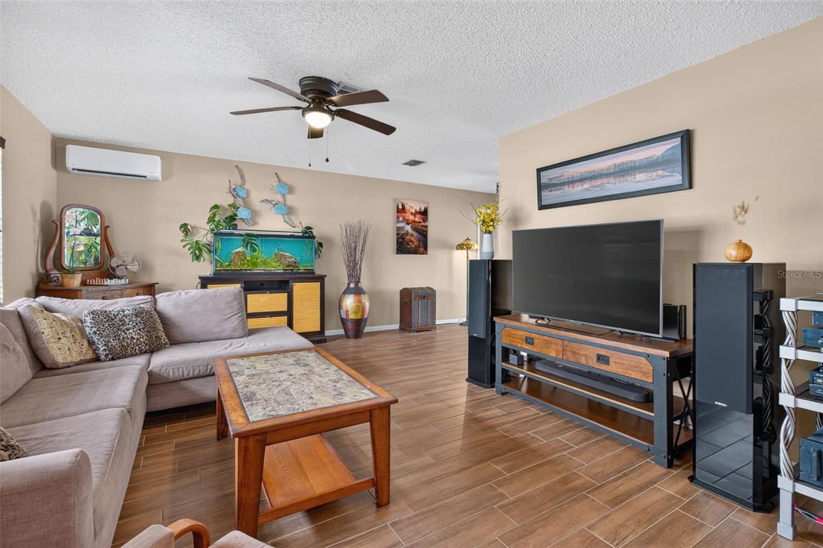 2221 COLONIAL DRIVE — photo 4 of 52