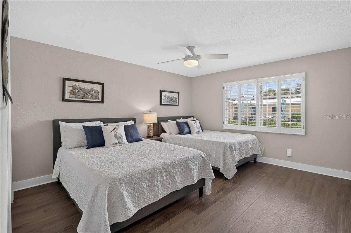 5830 MIDNIGHT PASS ROAD — photo 14 of 37