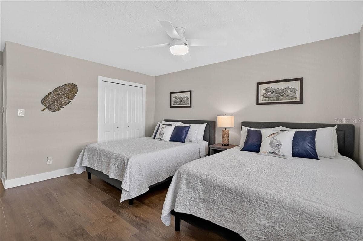 5830 MIDNIGHT PASS ROAD — photo 15 of 37