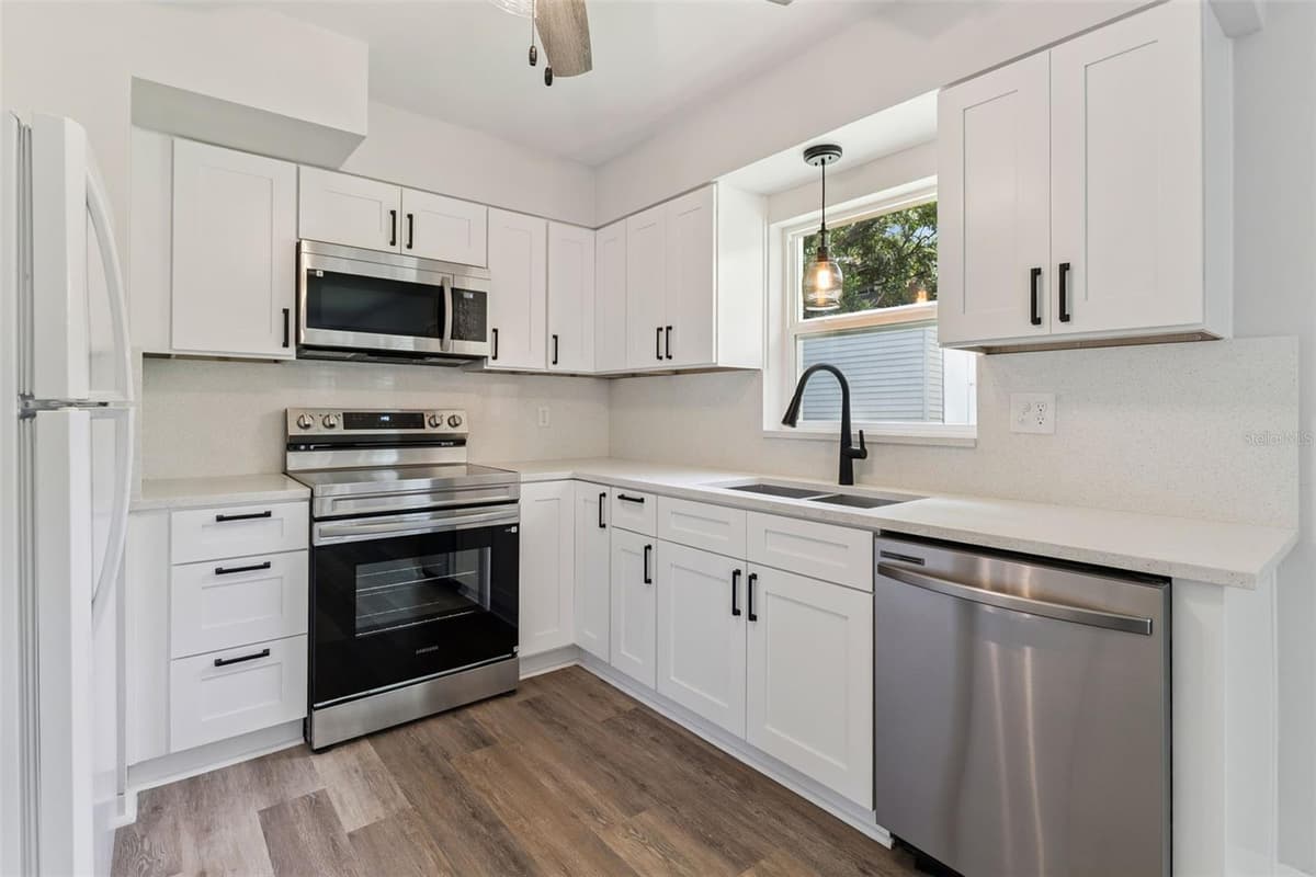 1024 SUNSET DRIVE — photo 11 of 43