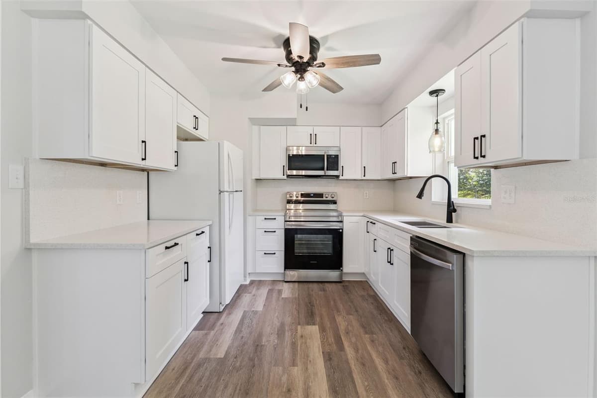 1024 SUNSET DRIVE — photo 10 of 43