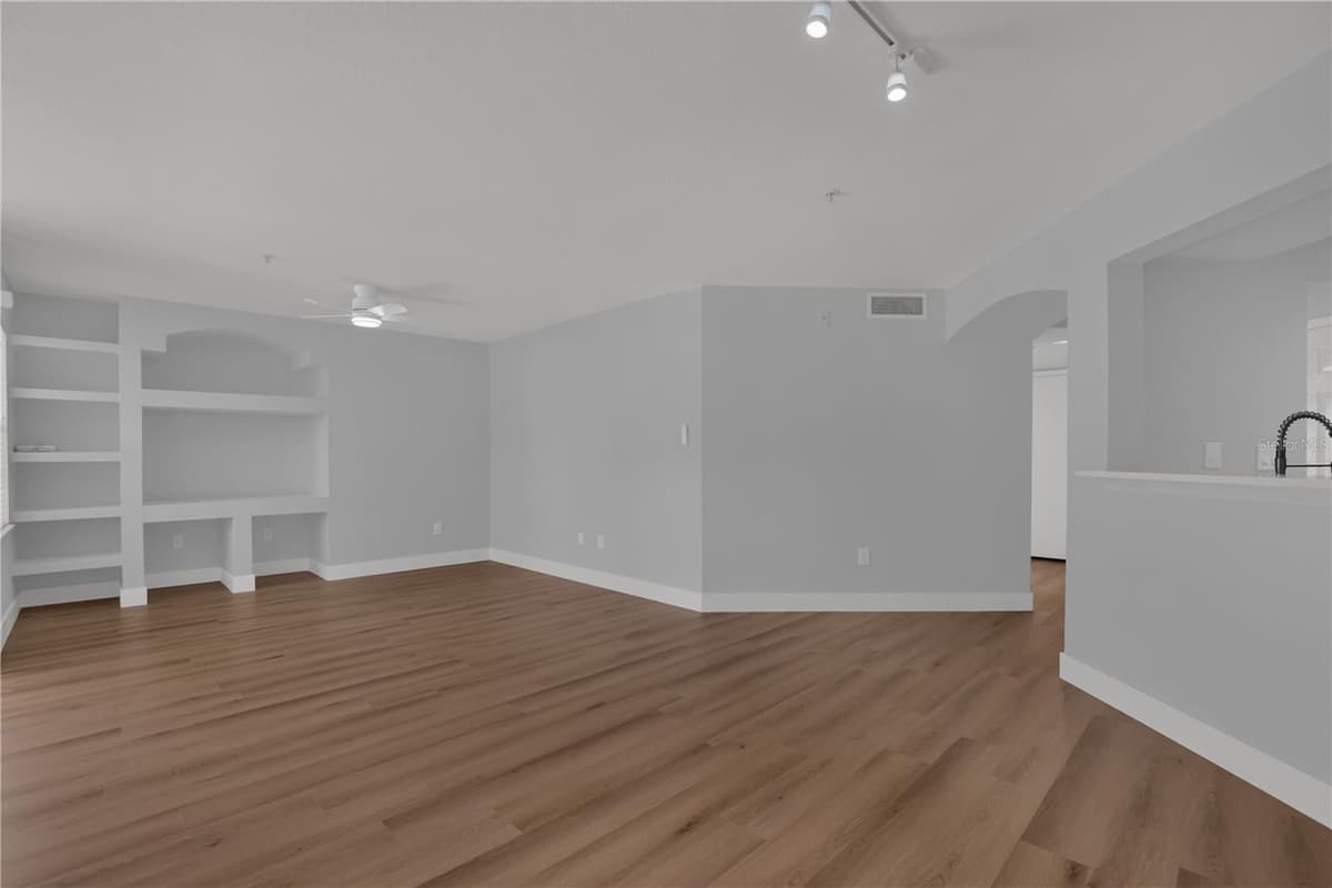 7300 WESTPOINTE BOULEVARD — photo 6 of 33