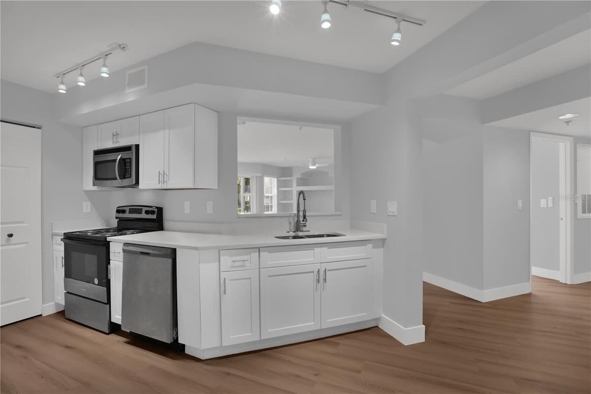 7300 WESTPOINTE BOULEVARD — photo 13 of 33