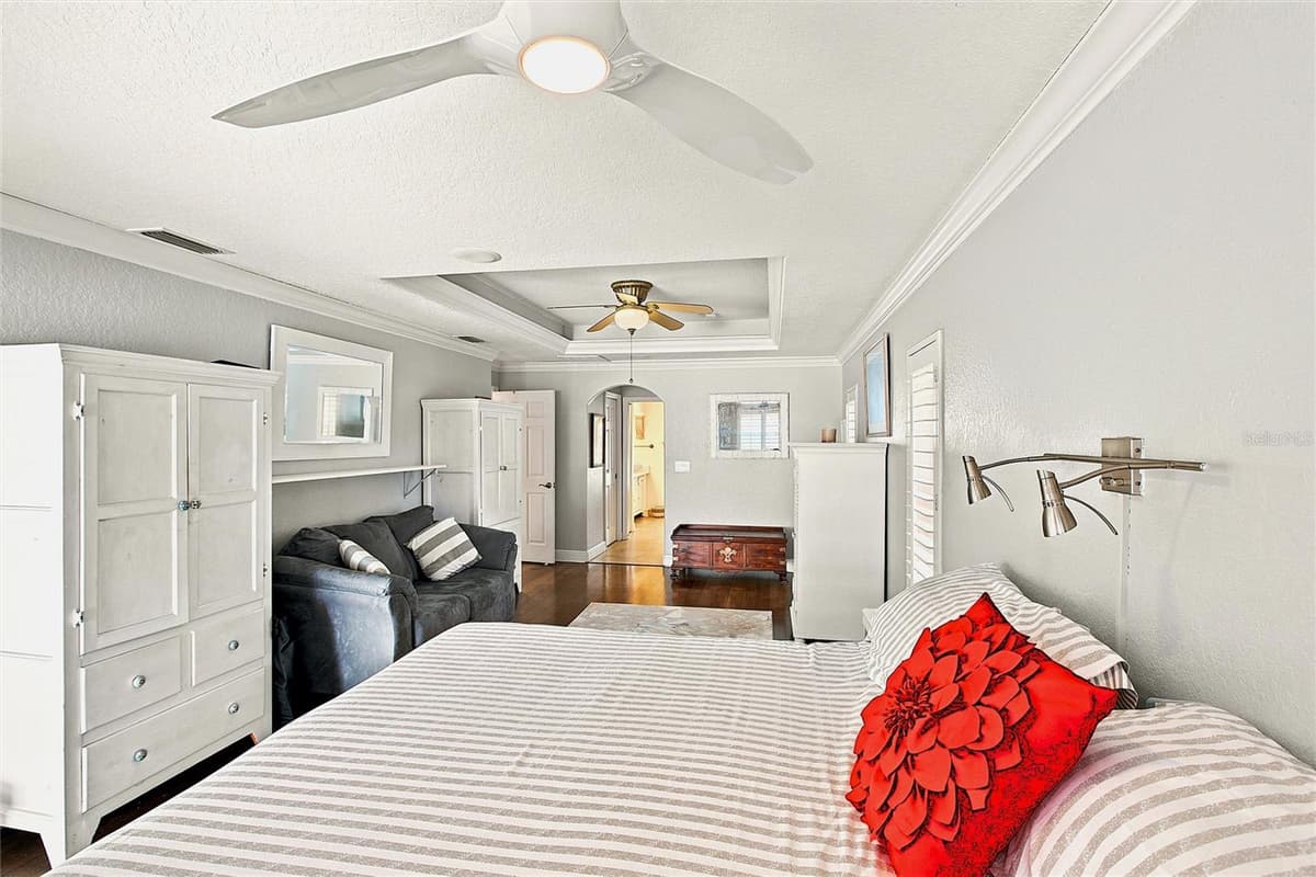 652 ELM STREET — photo 16 of 49
